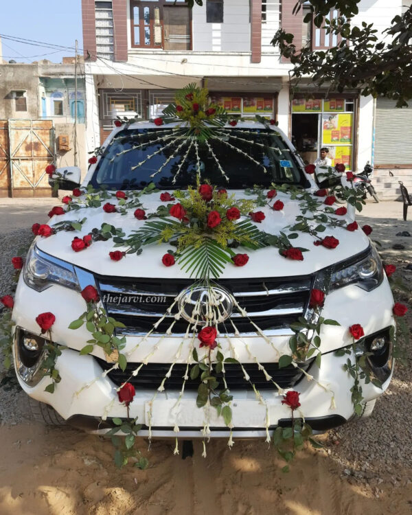 Dulha car with two bouquet, net bow ribbon and red roses